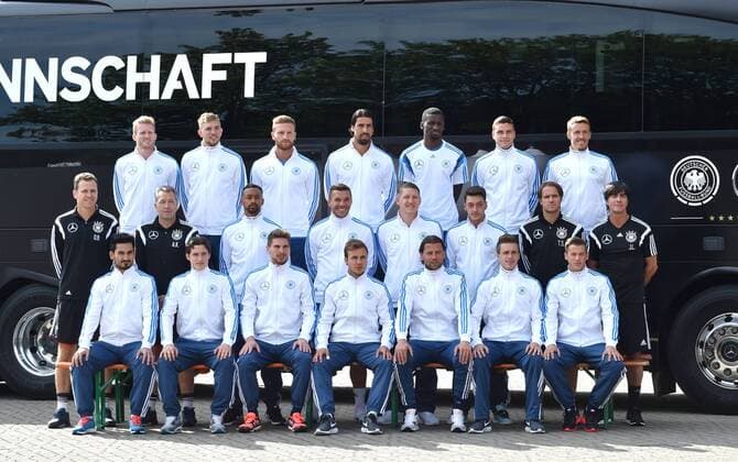 08.06.2015, Fussball, Offizielles Mannschaftsfoto der Deutschen Nationalmannschaft mit dem neuen Mannschaftsbus, Spieler und Trainer vor dem neuen Mannschaftsbus hi.v.li.: Andre Schürrle, Christoph Kramer, Shkodran Mustafi, Sami Khedira, Antonio Rüdiger, Jonas Hector, Max Kruse; Mitte: Oliver Bierhoff, Andreas Köpke, Karim Bellarabi, Lucas Podolski, Bastian Schweinsteiger, Mesut Özil, Thomas Schneider, Joachim Löw; vorn: Ilkay Gündogan, Sebastian Rudy, Ron-Robert Zieler, Mario Götze, Roman Weidenfeller, Patrick Herrmann und Erik Durm