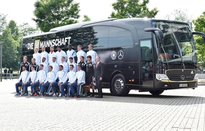 08.06.2015, Fussball, Offizielles Mannschaftsfoto der Deutschen Nationalmannschaft mit dem neuen Mannschaftsbus, Spieler und Trainer vor dem neuen Mannschaftsbus hi.v.li.: Andre Schürrle, Christoph Kramer, Shkodran Mustafi, Sami Khedira, Antonio Rüdiger, Jonas Hector, Max Kruse; Mitte: Oliver Bierhoff, Andreas Köpke, Karim Bellarabi, Lucas Podolski, Bastian Schweinsteiger, Mesut Özil, Thomas Schneider, Joachim Löw; vorn: Ilkay Gündogan, Sebastian Rudy, Ron-Robert Zieler, Mario Götze, Roman Weidenfeller, Patrick Herrmann und Erik Durm