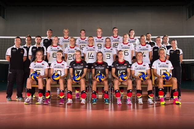 04.06.2015, Bundesleistungszentrum, Kienbaum Volleyball, Fotoshooting Nationalmannschaft Frauen vorn: Jana Franziska Poll ( 5 GER), Lena Stigrot ( 10 GER), Janine Völker Voelker ( 17 GER), Lenka Dürr Duerr ( 1 GER), Lisa Thomsen ( 15 GER), Kathleen Weiß Weiss ( 2 GER), Saskia Hippe ( 13 GER) Mitte: Michael Döring Doering (Teammanager Athletiktrainer GER), Matthias Willnat (Teammanager GER), Riccardo Boieri (Scout GER), Jennifer Geerties ( 6 GER), Mareen Apitz ( 20 GER), Margareta Kozuch ( 14 GER), Denise Hanke ( 3 GER), Anja Brandt ( 16 GER), Maren Brinker ( 4 GER), Luciano Pedulla (Trainer Bundestrainer GER), Felix Koslowski (Co-Trainer GER), Lena Aschenbrenner (Physiotherapeut GER) hinten: Davide Charli (Co-Trainer GER), Louisa Lippmann ( 11 GER), Julia Schaefer ( 12 GER), Leonie Schwertmann ( 9 GER), Wiebke Silge ( 18 GER), Melanie Schölzel Schoelzel ( 22 GER), Alessandro Contadin (Athletiktrainer GER)