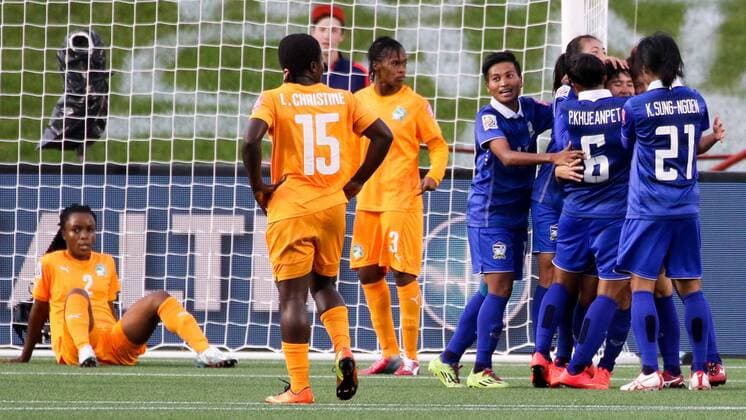 Spielerinnen aus Thailand jubeln über das Führungstor, Tor, zum 1:2, Jubel, Torjubel, Torerfolg, celebrate the goal, goal, celebration, Jubel ueber das Tor, optimistisch, Action, Aktion, Fussball, FIFA Frauen-WM 2015, Elfenbeinküste - Thailand, xozx