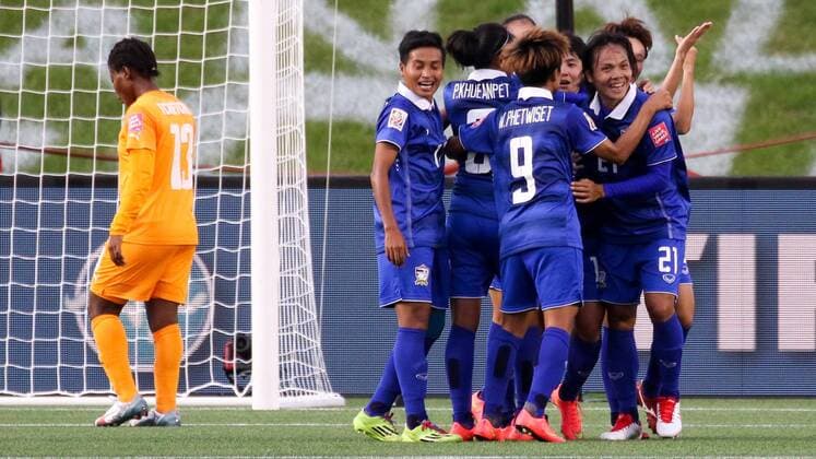 Spielerinnen aus Thailand jubeln über das Führungstor, Tor, zum 1:2, Jubel, Torjubel, Torerfolg, celebrate the goal, goal, celebration, Jubel ueber das Tor, optimistisch, Action, Aktion, Fussball, FIFA Frauen-WM 2015, Elfenbeinküste - Thailand, xozx