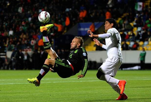 Aktuell Fußball, Copa America in Chile, Mexiko - Bolivien (150613) -- Vina DEL MAR, June 12, 2015 -- Mexico s Matias Vuoso (L), vies the ball with Bolivia s Edward Zenteno during the Group Phase match of the Copa America Chile 2015, in the El Sausalito stadium, in Vina del Mar, Chile, on June 12, 2015. ) (da) (SP)CHILE-Vina DEL MAR-COPA AMERICA-MEXICO VS BOLIVIA NOTIMEX