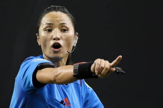 Ri Hyang Ok (Schiedsrichterin, FIFA Referee), gibt Anweisungen, gestikuliert, mit den Armen gestikulieren, gives instructions, gesticulate, Fussball, FIFA Frauen-WM 2015, Niederlande - Kanada, xozx