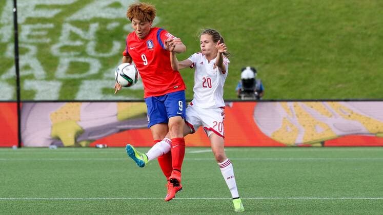v.li.: Park Eunsun (KOR), Irene Paredes (ESP), Zweikampf, Duell, duel, tackle, Dynamik, Action, Aktion, Fussball, FIFA Frauen-WM 2015, , xozx
