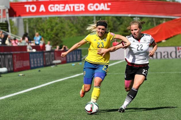 v.li.: Elin Rubensson (Schweden), Tabea Kemme (Deutschland), Zweikampf, Duell, duel, tackle, Dynamik, Action, Aktion, Fussball, FIFA Frauen-WM 2015, Deutschland - Schweden, xozx