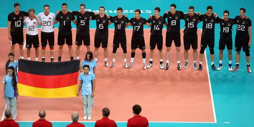 Aktuell Europaspiele in Baku, Volleyball, Viertelfinale, Deutschland - Serbien 24.06.2015 Baku(Azerbaijan) 1st European Games Serbia-Germany 1 4 final men s volleyball Germany team during national anthem beside German flag from left to right:Jochen Schöps,Ferdinand Tille,Matthias Pompe,Christian Fromm,Sebastian Kühner,Denys Kaliberda,Lukas Kampa,Jan Zimmermann,Tom Strohbach,Marcus Böhme,Tim Broshog,Michael Andrei,Bjorn Hohne and Falko Steinke :Str