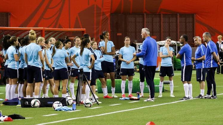 Aktuell Fußball, Damen WM in Kanada, Nationalteam Frankreich Abschlusstraining Philippe Bergeroo (Trainer, Frankreich), gibt Anweisungen, gestikuliert, mit den Armen gestikulieren, gives instructions, gesticulate, beim Abschlusstraining vor dem Viertelfinale zwischen Deutschland und Frankreich, Fussball, FIFA Frauen-WM 2015, Abschlusstraining im Stadion, xozx