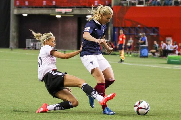 v.li.: Lena Goeßling ( Lena Goessling , Deutschland), Amandine Henry (Frankreich), Zweikampf, Duell, duel, tackle, Dynamik, Action, Aktion, Fussball, FIFA Frauen-WM 2015, Deutschland - Frankreich, xozx