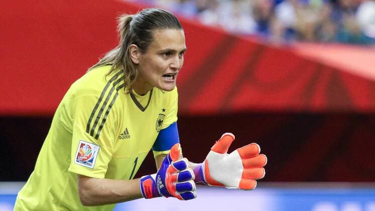 Nadine Angerer (Torwart, Deutschland), gibt Anweisungen, gestikuliert, mit den Armen gestikulieren, gives instructions, gesticulate, Fussball, FIFA Frauen-WM 2015, Deutschland - Frankreich, xozx
