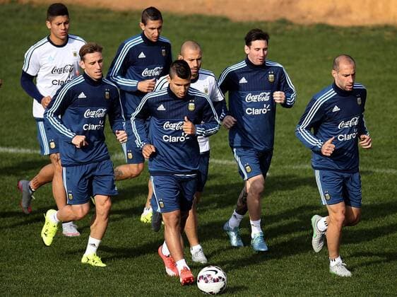 Aktuell Fußball, Copa America, Training Nationalmannschaft Argentinien Argentina s national team Nationalteam players Marcos Rojo (L, back), Angel Di Maria (2n L, back), Lucas Biglia (L, front), Javier Mascherano (C, back), Lionel Messi (2nd R), Sergio Aguero (C, front) and Pablo Zabaleta (1st R), attend a training session in Vina del Mar, on June 27, 2015. . Juan Roleri TELAM) (jp) VINA DEL MAR-AMERICAN CUP-ARGENTINA e TELAM