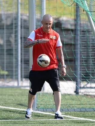 Fussball, Herren, Saison 2015 16, 2. Bundesliga, 1. FC Union Berlin, Trainingslager in Bad Kleinkirchheim, 3. Tag, Training, der an Krebs erkrankte Mittelfeldspieler Benjamin Köhler (1. FC Union) spielt mit seinem Sohn Dian (nicht im Bild) auf einem Nebenplatz Fußball, 05.07. 2015,