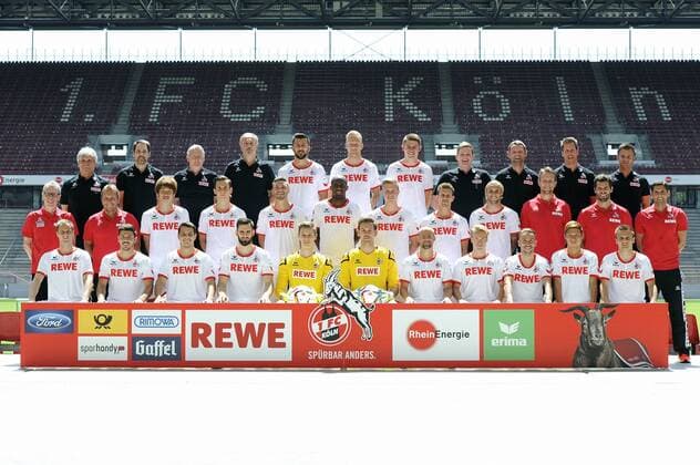 Fussball, Bundesliga, Deutschland, Herren, Porträttermin Saison 2015 2016, Mannschaftsbild, Kader; 1. FC Köln: Hintere Reihe, v.l.: Mannschaftsarzt Dr. Peter Schäferhoff, Mannschaftsarzt Dr. Paul Klein, Zeugwart Frank Almstedt, Zeugwart Kresimir Ban, Dominic Maroh, Kevin Vogt, Dominique Heintz, Teambetreuer Max Vollmar, Leiter Physiotherapie & Rehabilitation Klaus Maierstein, Physiotherapeut Thorsten Klopp, Physiotherapeut Julian Holtz Mittlere Reihe, v.l.: Cheftrainer Peter Stöger, Co-Trainer Manfred Schmid, Yuya Osako, Pawel Olkowski, Jonas Hector, Anthony Modeste, Yannick Gerhardt, Simon Zoller, Marcel Risse, Torwarttrainer Alexander Bade, Athletiktrainer Yann-Benjamin Kugel, Reha-Trainer Marcel Abanoz Vordere Reihe, v.l.: Matthias Lehmann, Milos Jojic, Philipp Hosiner, Mergim Mavraj, Daniel Mesenhöler, Thomas Kessler, Miso Brecko, Bard Finne, Dusan Svento, Kazuki Nagasawa, Slawomir Peszko