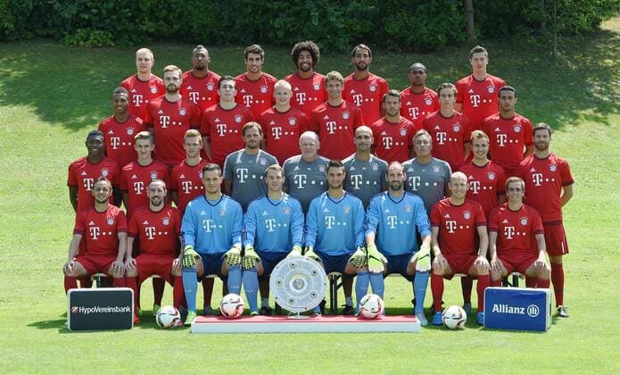 Aktuell Fußball, 1. BL, FC Bayern München Porträttermin FUSSBALL 1. BUNDESLIGA SAISON 2015 2016 Fototermin beim FC Bayern Muenchen 16.07.2015 Mannschaftsbild: Holger Badstuber, Jerome Boateng, Javi Martinez, Dante, Mehdi Benatia, Douglas Costa, Robert Lewandowski (4. Reihe v.li.) Julian Green, Jan Kirchhoff, Pierre-Emile Hojbjerg, Sebastian Rode, Thomas Mueller, Juan Bernat, Gianluca Gaudino, Thiago Alcantara (3. Reihe v.li.) David Alaba, Sinan Kurt, Joshua Kimmich, Torwarttrainer Toni Tapalovic, Co-Trainer Hermann Gerland, Trainer Pep Guardiola, Co-Trainer Domenec Torrent, Mario Goetze, Xabi Alonso (2. Reihe v.li.) Rafinha, Franck Ribery, Torwart Ivan Lucic, Torwart Manuel Neuer, Torwart Sven Ulreich, Torwart Tom Starke, Arjen Robben und Philipp Lahm (1. Reihe v.li.) Foto: Pressefoto ULMER Axel Grundler xxNOxMODELxRELEASExx
