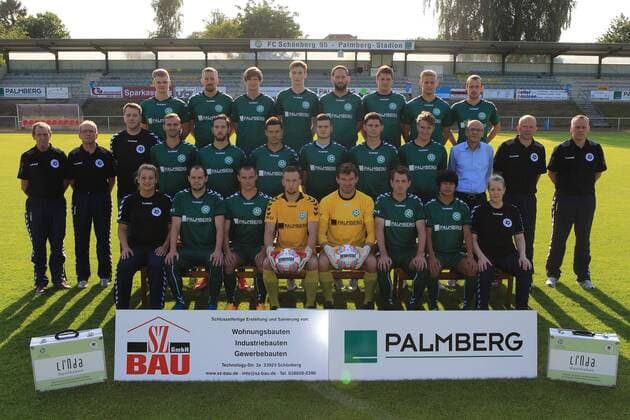 Schönberg, 16. Juli 2015 Fußball, Saison 2015 2016, Regionalliga Nordost, Offizieller Fototermin FC Schönberg 95: Hintere Reihe v.l.: Pascal Poser, Kai-Fabian Schulz, Marcus Steinwarth, Gordon Grotkopp, Bastian Henning, Jakob Olthoff, Tom Schulz, Maximilian Rausch Mittlere Reihe v.l.: Betreuer Werner Stender, Co-Trainer Jürgen Rohloff, Sportlicher Leiter Sven Wittfot, Daniel Halke, Nico Matern, Rainer Müller, Franz-Walther Schlatow, Henry Haufe, Nick Heymann, Vorsitzender Wilfried Rohloff, Co-Trainer Axel Giere, Trainer Axel Rietentiet Vordere Reihe v.l.: Physiotherapeutin Dana Vagedes, Danny Cornelius, Tim-Frederik Vogel, Denis Klassen, Jörg Hahnel, Anton Müller, Masami Okada, Physiotherapeutin Anja Peth