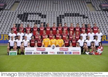 Freiburg Obere Reihe von links: Lukas Kuebler, Christian Guenter, Karim Guede, Mensur Mujda, Marc Torrejon, Julian Schuster, Tim Kleindienst, Amir Falahen, Stefan Mitrovic, Nils Petersen, Marc-Oliver Kempf, Florian Kath, Maximilian Philipp, Jonas Foehrenbach Mittlere Reihe v.l.: Mannschaftsarzt Dr. Gerrit Bode, Mannschaftsarzt Dr. Thorsten Hammer, Zeugwart Felix Isele, Sascha Riether, Vegar Eggen Hedenstad, Vincenzo Grifo, Nicolas Hoefler, Caleb Stanko, Mats Moller-Dahli, Amir Abrashi, Trainer Christian Streich, Co-Trainer Lars Vossler, Co-Trainer Patrick Baier Untere Reihe v.l.: Physiotherapeut Uwe Vetter, Physiotherapeut Markus Behrens, Physiotherapeut Torge Schwarz, Marco Hingerl, Immanuel Hoehn, Konstantin Fuhry, Alexander Schwolow, Patric Klandt, Mike Frantz, Lucas Hufnagel, Torwarttrainer Andreas Kronenberg, Athletiktrainer Simon Ickert, Busfahrer Stefan Spohn - Kader - Präsentation - SC Freiburg - 2. Bundesliga 2015 2016 - EP_SLR