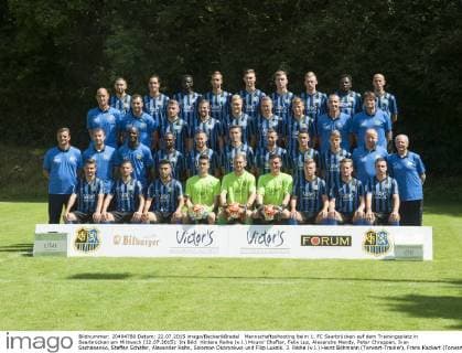 Mannschaftsshooting beim 1. FC Saarbrücken auf dem Trainingsplatz in Saarbrücken am Mittwoch (22.07.2015). Im Bild: Hintere Reihe (v.l.) Mounir Chaftar, Felix Luz, Alexandre Mendy, Peter Chrappan, Ivan Sachanenko, Steffen Schäfer, Alexander Hahn, Solomon Okoronkwo und Filip Luksik. 3. Reihe (v.l.) Heinz Böhmann (Torwart-Trainer), Frank Kackert (Torwart-Trainer), Max Rupp, Matthew Taylor, Daniel Döringer, Jordan Steiner, Marius Willsch, Paulo da Palma (Physiotherapeut) und Dr. Roland Kuppig (Mannschaftsarzt). 2. Reihe (v.l.) Falko Götz (Cheftrainer), Rastislav Hodul (Co-Trainer), Taifour Diane (Co-Trainer), Patrick Zoundi, Lukas Kiefer, Jan Fießer, Dennis Wegner, Marco Meyerhöfer, David Puclin, Rüdiger Schmidt (Zeugwart) und Helmut Schwan (Dopingbeauftragter). Vordere Reihe (v.l.) Dominik Rohracker, Sven Sökler, Hassan Amin, Matthieu Nordt, David Hohs, David Salfeld, André Mandt, Christian Sauter und Jens Meyer.
