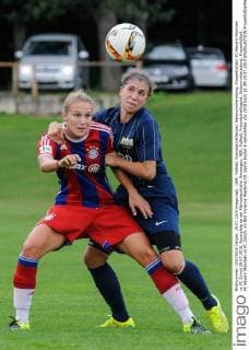 GER, Fußball, Freundschaftsspiel, Saisonvorbereitung, Frauenfußball, FC Bayern München vs FC Zürich 29.07.2015, Sportplatz an der Mehrzweckhalle, Hawangen, GER, Fußball, Freundschaftsspiel, Saisonvorbereitung, Frauenfußball, FC Bayern München vs FC Zürich, im Bild Vivianne Miedema 10, Selina Kuster 6 nphxHafner