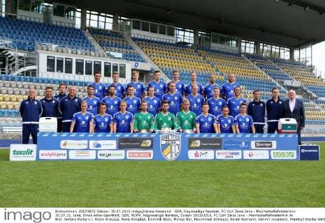 GER, Regionalliga Nordost, FC Carl Zeiss Jena - Mannschaftsfototermin 30.07.15, Jena, Ernst-Abbe-Sportfeld, GER, NOFV, Regionalliga Nordost, Saison 2015 2016, FC Carl Zeiss Jena - Mannschaftsfototermin im Bild: hintere Reihe v.l. Robin Krausse, Rene Klingbeil, Dominik Bock, Marcel Bär, Maximilian Schlegel, Sören Eismann, Velimir Jovanovic, Manfred Starke mittlere Reihe v.l. Torwarttrainer Bernd Lindrath, Co-Trainer Miroslav Jovic, Co-Trainer Georg-Martin Leopold, Trainer Volcan Uluc, Johannes Pieles, Filip Krstic, Maximilian Wolfram, Tom Eichberger, Jakub Wiezik, Justin Gerlach, Mathis Böhler, Dusan Crnomut, Zeugwart Stefan Klasen, Physiotherapeut Thomas Kyak, Präsident Lutz Lindemann vordere Reihe v.l. Rene Eckardt, Luca Bürger, Mergim Vojvoda, Torwart Stefan Schmidt, Torwart Raphael Koczor, Torwart Jakob Pieles , Artur Mergel, Florian Giebel, Morten Timm