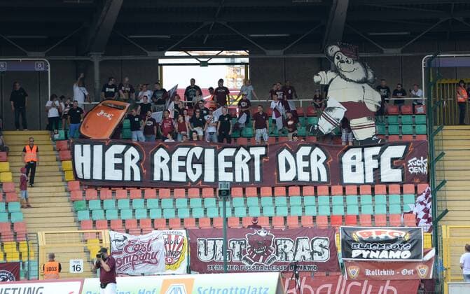 Fussball, Herren, Saison 2015 16, Regionalliga Nordost (3. Spieltag), BFC Dynamo - FC Carl Zeiss Jena 1:2, Fans des BFC, Hier regiert der BFC, Fuck Jena, Jena-Logo verschwindet im Mülleimer der BSR, 15.08. 2015,