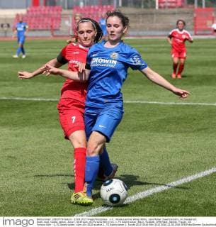 v.li.: Nicola Leonnie Wilke (Köln), Lena Reiter (Saarbrücken), im Zweikampf, Duell, duel, tackle, Aktion, Action, Strafraum, SC Fortuna Köln (rot), 1. FC Saarbrücken (blau), Fussball, DFB Pokal, Damen, Frauen, SC Fortuna Köln - 1. FC Saarbrücken, xbhx