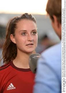 v.li.: Sara Ilonka Däbritz (Sara Daebritz, FC Bayern München, FCB, 33) beim Interview, TV, Fernsehen, Mikrofon, Fussball, Allianz Frauen-Bundesliga, FC Bayern München - 1. FFC Turbine Potsdam, xslx