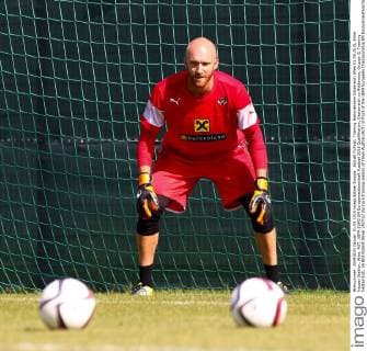 Aktuell Fußball, Training Nationalteam Österreich Wien 01.09.2015, Ernst Happel Stadion, Wien, AUT, UEFA EURO EM Europameisterschaft Fussball 2016 Qualifikation, Oesterreich vs Moldawien, Gruppe G, Training Oesterreich, im Bild Robert Almer (AUT) during a training session of Team Austria (AUT) in front of the UEFA European Championship EM Europameisterschaft Qualifier Match between Austria (AUT) and Moldova (MDA) at the Ernst Happel Stadion, Vienna, Austria on 2015 09 01. EX_PUC