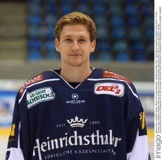 Aktuell Eishockey, DEL 2, Porträttermin Dresdner Eislöwen Mirko Sacher, Porträt, Portrait, Kopf, Kopffoto, Dresdner Eislöwen, Fototermin, Eishockey, Dresden, Eisloewen, DEL2, DEL 2, Saison 2015 2016, Eishalle EnergieVerbund Arena im Ostragehege, 09.09.2015