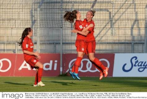v.li.: Lisa Evans (FC Bayern München, FCB, 18) Sara Ilonka Däbritz (Sara Daebritz, FC Bayern München, FCB, 33) Caroline Abbe (FC Bayern München, FCB, 5) Jubel, Torjubel, Torerfolg, celebrate the goal, goal, celebration, Jubel ueber das Tor zum 1:0 durch Caroline Abbe (FC Bayern München, FCB, 5), optimistisch, Action, Aktion, Fussball, Allianz Frauen-Bundesliga, FC Bayern München - VfL Wolfsburg, xslx