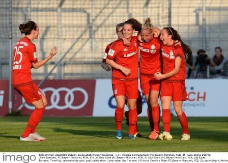 v.li.: Viktoria Schnaderbeck (FC Bayern München, FCB, 25) Sara Ilonka Däbritz (Sara Daebritz, FC Bayern München, FCB, 33) Caroline Abbe (FC Bayern München, FCB, 5) Lisa Evans (FC Bayern München, FCB, 18) Jubel, Torjubel, Torerfolg, celebrate the goal, goal, celebration, Jubel ueber das Tor zum 1:0 durch Caroline Abbe (FC Bayern München, FCB, 5), optimistisch, Action, Aktion, Fussball, Allianz Frauen-Bundesliga, FC Bayern München - VfL Wolfsburg, xslx