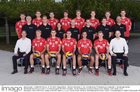 Aktuell Volleyball, 1. BL, Fotoshooting TV Rottenburg Volleyball 1. Bundesliga Saison 2015 2016 Fotoshooting beim TV Rottenburg 07.09.2015 Teambild: Moritz Karlitzek, Friederich Nagel, Sven Metzger, Felix Isaak, Tom Strohbach, Felix Orthmann, Johannes Schief (hinten v.li.) Co-Trainer Oliver Heiming, Physiotherapeut Simon Presch, Physiotherapeutin Sabine Schepperle, Mannschaftsarzt Dr. Maik Schwitalle, Co-Trainer Karsten Haug, Scout Niko Nothdurft, Trainer Hans Peter Mueller - Angstenberger (Mitte v.li.) Manager Daniel Mey, Dirk Mehlberg, Philipp Jankowski, Federico Cipollone, Willy Belizer, Johannes Elsaesser und Teammanager Philipp Vollmer (vorn v.li.)