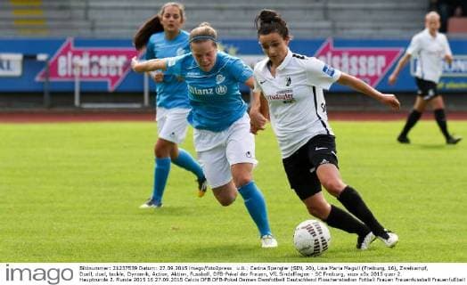 v.li.: Carina Spengler (SIN, 20), Lina Maria Magull (Freiburg, 16), Zweikampf, Duell, duel, tackle, Dynamik, Action, Aktion, Fussball, DFB-Pokal der Frauen, VfL Sindelfingen - SC Freiburg, xozx