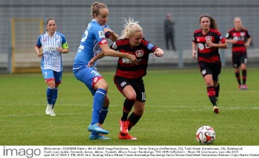 v.li.: Tamar Dongus (Hoffenheim, 32), Turid Knaak (Leverkusen, 10), Zweikampf, Duell, duel, tackle, Dynamik, Action, Aktion, Fussball, Allianz Frauen-Bundesliga, TSG 1899 Hoffenheim - Bayer 04 Leverkusen, xozx