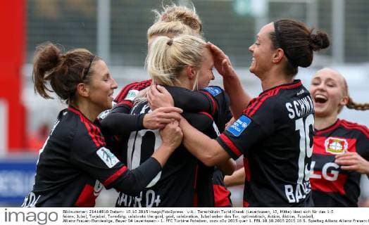 v.li.: Torschützin Turid Knaak (Leverkusen, 10, Mitte) lässt sich für das 1:0 feiern, Jubel, Torjubel, Torerfolg, celebrate the goal, goal, celebration, Jubel ueber das Tor, optimistisch, Action, Aktion, Fussball, Allianz Frauen-Bundesliga, Bayer 04 Leverkusen - 1. FFC Turbine Potsdam, xozx