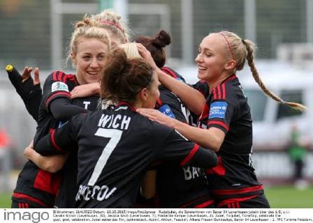 Rudeljubel, die Spielerinnen von Bayer 04 Leverkusen jubeln über das 1:0, v.l.: Carolin Simon (Leverkusen, 30), Jessica Wich (Leverkusen, 7), Frederike Kempe (Leverkusen, 2), Jubel, Torjubel, Torerfolg, celebrate the goal, goal, celebration, Jubel ueber das Tor, optimistisch, Action, Aktion, Fussball, Allianz Frauen-Bundesliga, Bayer 04 Leverkusen - 1. FFC Turbine Potsdam, xozx