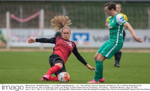 v.li.: Clara Schöne (Schone, Schoene, SC Freiburg, 27) und Maren Wallenhorst (SV Werder Bremen, 25) im Zweikampf, Duell, duel, tackle, Fussball, Allianz Frauen-Bundesliga, SC Freiburg - SV Werder Bremen, xdgx