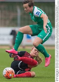 v.li.: Clara Schöne (Schone, Schoene, SC Freiburg, 27) und Maren Wallenhorst (SV Werder Bremen, 25) im Zweikampf, Duell, duel, tackle, Fussball, Allianz Frauen-Bundesliga, SC Freiburg - SV Werder Bremen, xdgx