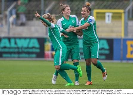 v.li.: Marie-Louise Eta (SV Werder Bremen, 6), Sophie Maierhofer (SV Werder Bremen, 4) und Daniela Schacher (SV Werder Bremen, 19) beim Torjubel, Goal celebration, celebrate the goal, goal celebration,, Fussball, Allianz Frauen-Bundesliga, SC Freiburg - SV Werder Bremen, xdgx