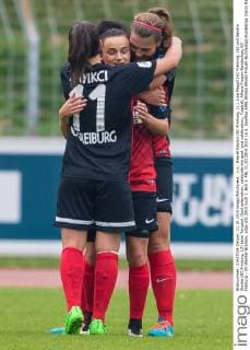 v.li.: Hasret Kayikci (SC Freiburg, 11), Lina Magull (SC Freiburg, 16) und Sandra Starke (SC Freiburg, 13) beim Torjubel, Goal celebration, celebrate the goal, goal celebration,, Fussball, Allianz Frauen-Bundesliga, SC Freiburg - SV Werder Bremen, xdgx