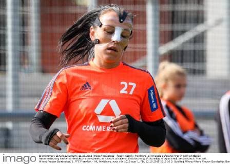 Peggy Kuznik (Frankfurt, 27) musste aufgrund ihrer in Köln erlittenen Nasenverletzung heute mit Gesichtsmaske spielen, enttäuscht schauend, Enttäuschung, Frustration, disappointed, pessimistisch, Fussball, Allianz Frauen-Bundesliga, 1. FFC Frankfurt - VfL Wolfsburg, xozx