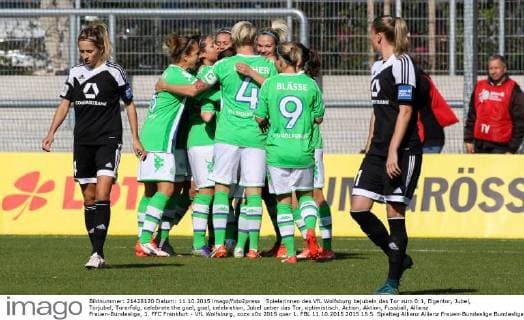 Spielerinnen des VfL Wolfsburg bejubeln das Tor zum 0:1, Eigentor, Jubel, Torjubel, Torerfolg, celebrate the goal, goal, celebration, Jubel ueber das Tor, optimistisch, Action, Aktion, Fussball, Allianz Frauen-Bundesliga, 1. FFC Frankfurt - VfL Wolfsburg, xozx