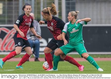 v.li.: Clara Schöne (Schone, Schoene, SC Freiburg, 27) und Gabriella Toth (SV Werder Bremen, 15) im Zweikampf, Duell, duel, tackle, Fussball, Allianz Frauen-Bundesliga, SC Freiburg - SV Werder Bremen, xdgx