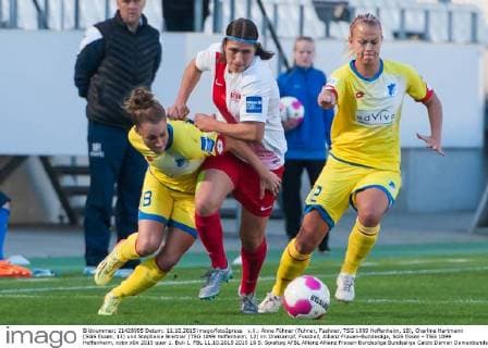v.li.: Anne Fühner (Fuhner, Fuehner, TSG 1899 Hoffenheim, 18), Charline Hartmann (SGS Essen, 13) und Stephanie Breitner (TSG 1899 Hoffenheim, 12) im Dreikampf, Fussball, Allianz Frauen-Bundesliga, SGS Essen - TSG 1899 Hoffenheim, xobx