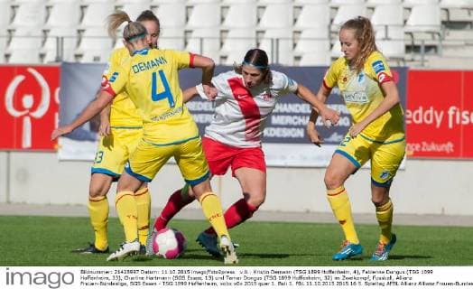 v.li.: Kristin Demann (TSG 1899 Hoffenheim, 4), Fabienne Dongus (TSG 1899 Hoffenheim, 33), Charline Hartmann (SGS Essen, 13) und Tamar Dongus (TSG 1899 Hoffenheim, 32) im Zweikampf, Fussball, Allianz Frauen-Bundesliga, SGS Essen - TSG 1899 Hoffenheim, xobx