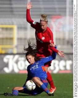 GER, 1.Bundesliga, Frauen, FF USV Jena vs FC Bayern München 11.10.15, Jena, Ernst-Abbe-Sportfeld, GER, Allianz Frauen Bundesliga 1.Bundesliga, Frauen, Saison 2015 2016, 05.Spieltag, FF USV Jena vs FC Bayern München im Bild Lucie Vonkova (Jena) gegen Caroline Abbe (Bayern München)