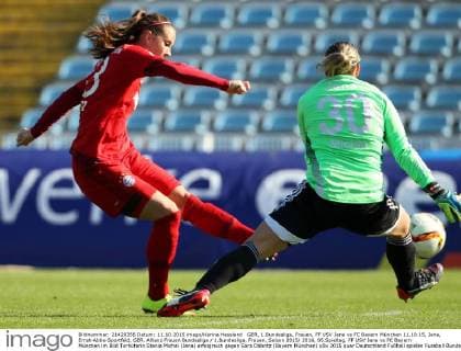 GER, 1.Bundesliga, Frauen, FF USV Jena vs FC Bayern München 11.10.15, Jena, Ernst-Abbe-Sportfeld, GER, Allianz Frauen Bundesliga 1.Bundesliga, Frauen, Saison 2015 2016, 05.Spieltag, FF USV Jena vs FC Bayern München im Bild Torhüterin Stenia Michel (Jena) erfolgreich gegen Sara Däbritz (Bayern München)