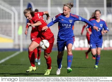 GER, 1.Bundesliga, Frauen, FF USV Jena vs FC Bayern München 11.10.15, Jena, Ernst-Abbe-Sportfeld, GER, Allianz Frauen Bundesliga 1.Bundesliga, Frauen, Saison 2015 2016, 05.Spieltag, FF USV Jena vs FC Bayern München im Bild Annalena Breitenbach (Jena) gegen Vivianne Miedema (Bayern München)