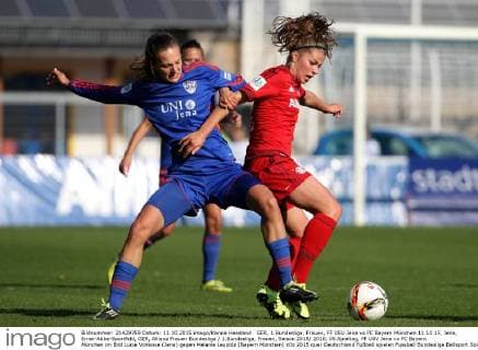 GER, 1.Bundesliga, Frauen, FF USV Jena vs FC Bayern München 11.10.15, Jena, Ernst-Abbe-Sportfeld, GER, Allianz Frauen Bundesliga 1.Bundesliga, Frauen, Saison 2015 2016, 05.Spieltag, FF USV Jena vs FC Bayern München im Bild Lucie Vonkova (Jena) gegen Melanie Leupolz (Bayern München)