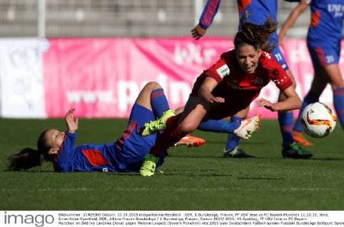 GER, 1.Bundesliga, Frauen, FF USV Jena vs FC Bayern München 11.10.15, Jena, Ernst-Abbe-Sportfeld, GER, Allianz Frauen Bundesliga 1.Bundesliga, Frauen, Saison 2015 2016, 05.Spieltag, FF USV Jena vs FC Bayern München im Bild Iva Landeka (Jena) gegen Melanie Leupolz (Bayern München)