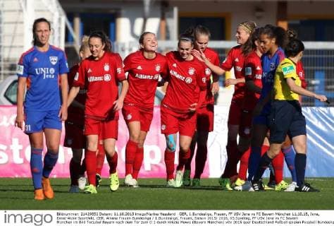 GER, 1.Bundesliga, Frauen, FF USV Jena vs FC Bayern München 11.10.15, Jena, Ernst-Abbe-Sportfeld, GER, Allianz Frauen Bundesliga 1.Bundesliga, Frauen, Saison 2015 2016, 05.Spieltag, FF USV Jena vs FC Bayern München im Bild Torjubel Bayern nach dem Tor zum 0:1 durch Kristie Mewis (Bayern München)