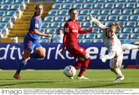 GER, 1.Bundesliga, Frauen, FF USV Jena vs FC Bayern München 11.10.15, Jena, Ernst-Abbe-Sportfeld, GER, Allianz Frauen Bundesliga 1.Bundesliga, Frauen, Saison 2015 2016, 05.Spieltag, FF USV Jena vs FC Bayern München im Bild Tor zum 1:1 Ausgleich durch Julia Arnold (Jena) , Viktoria Schnaderbeck und Torhüterin Tinja-Riikka Korpela (Bayern München) machtlos